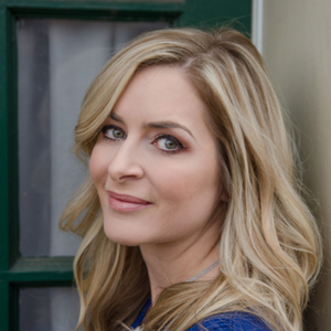 blured Amanda Yahyai