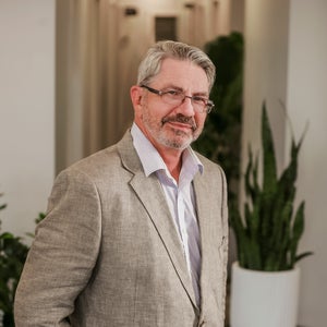 Dr. Jakes Dekker