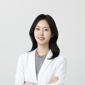 blured Dr. Ji-won Lee