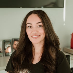 blured Carla Davila Hor