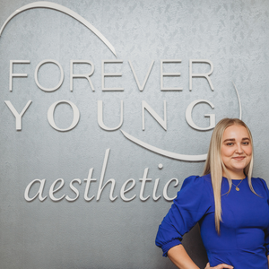 blured Sydney Hopkins